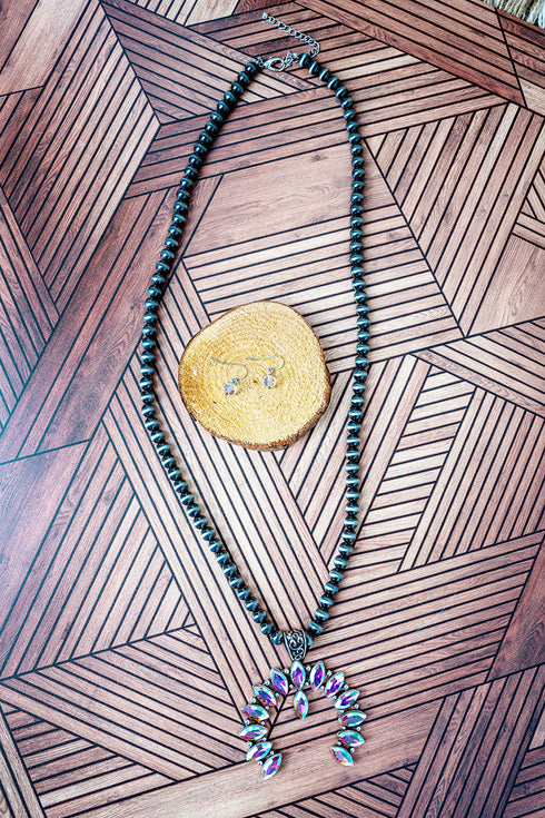 Iridescent Rodeo Runway Silver Pearl Necklace and Earring Set