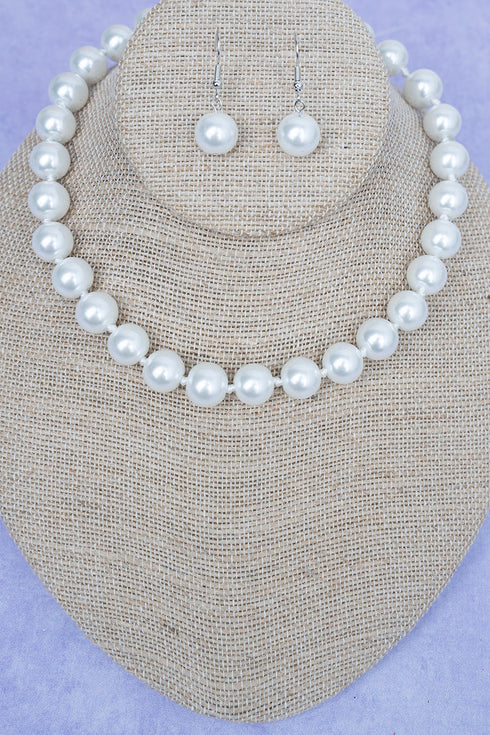 The Classic Edit Pearl Necklace and Earring Set