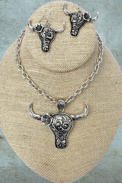 Sunpetal Steer Silvertone Necklace and Earring Set